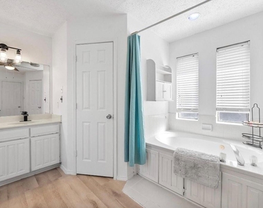 807 Fondren Drive - Photo Thumbnail 12