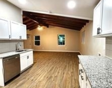 142 Andrea Street - Photo Thumbnail 8