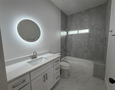 808 W 10th Street - Photo Thumbnail 3