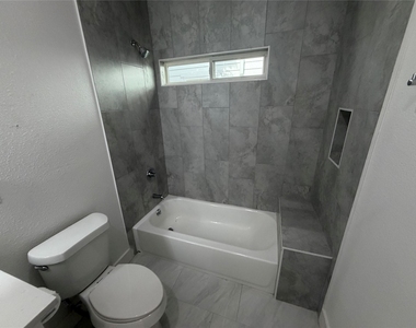 808 W 10th Street - Photo Thumbnail 4
