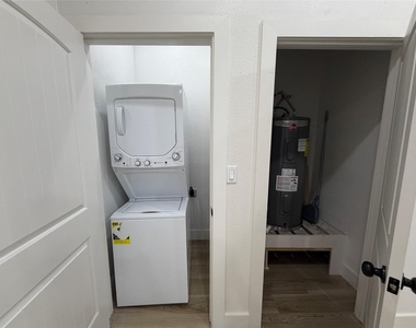 808 W 10th Street - Photo Thumbnail 11