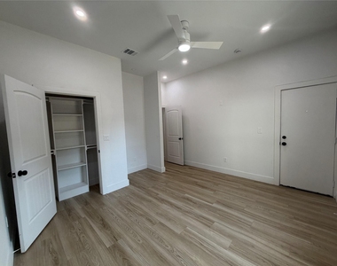 808 W 10th Street - Photo Thumbnail 9