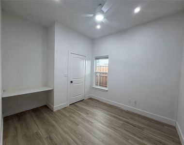 808 W 10th Street - Photo Thumbnail 6
