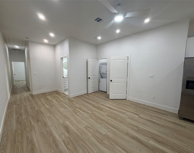 808 W 10th Street - Photo Thumbnail 10