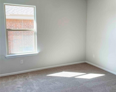 807 Wolf Creek Drive - Photo Thumbnail 8
