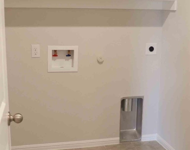 807 Wolf Creek Drive - Photo Thumbnail 10