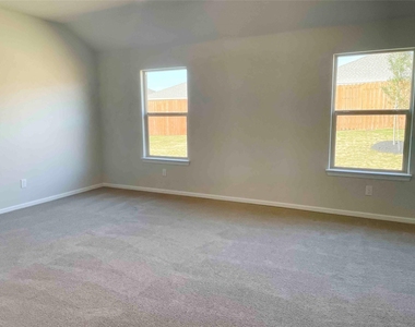 807 Wolf Creek Drive - Photo Thumbnail 4