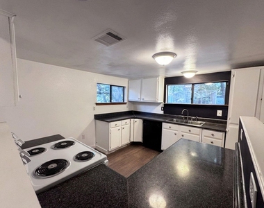 328 E High Street - Photo Thumbnail 4