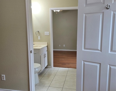 911 Lake Drive - Photo Thumbnail 9