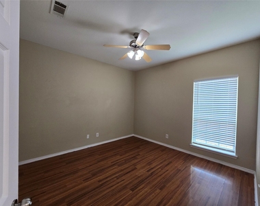 911 Lake Drive - Photo Thumbnail 17