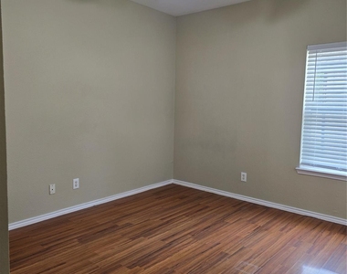 911 Lake Drive - Photo Thumbnail 7