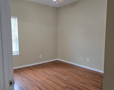 911 Lake Drive - Photo Thumbnail 8