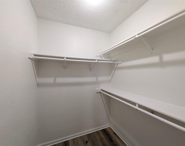323 Teakwood Lane - Photo Thumbnail 20