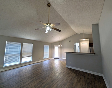 323 Teakwood Lane - Photo Thumbnail 7