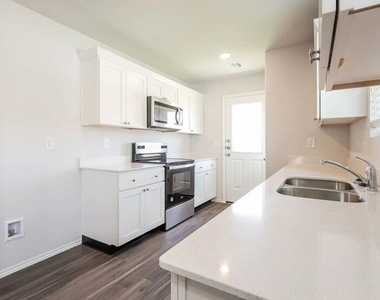 2504 Rosewood Lane - Photo Thumbnail 4