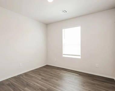 2504 Rosewood Lane - Photo Thumbnail 10