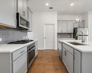 3100 Greenbriar Drive - Photo Thumbnail 5