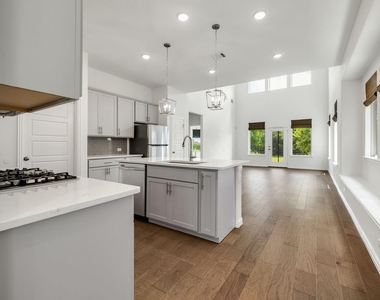 3100 Greenbriar Drive - Photo Thumbnail 6