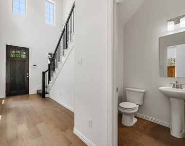 3100 Greenbriar Drive - Photo Thumbnail 7