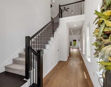 3100 Greenbriar Drive - Photo Thumbnail 2