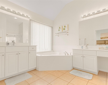 1438 Royal Oaks Drive - Photo Thumbnail 15