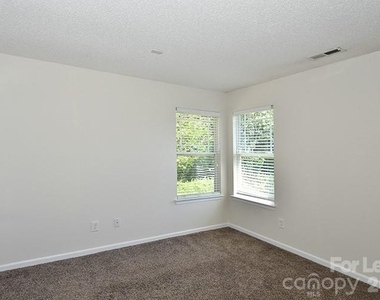 118 Peterborough Drive - Photo Thumbnail 12
