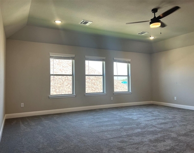 249 Lillian Lane - Photo Thumbnail 14