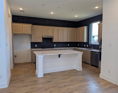 1158 Queensdown Way - Photo Thumbnail 3