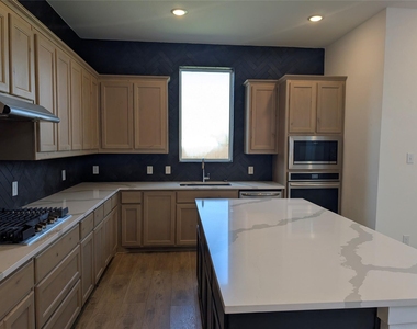 1158 Queensdown Way - Photo Thumbnail 4
