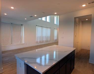 1158 Queensdown Way - Photo Thumbnail 5