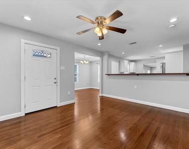 902 S Ewing Avenue - Photo Thumbnail 3