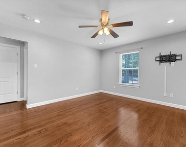 902 S Ewing Avenue - Photo Thumbnail 4