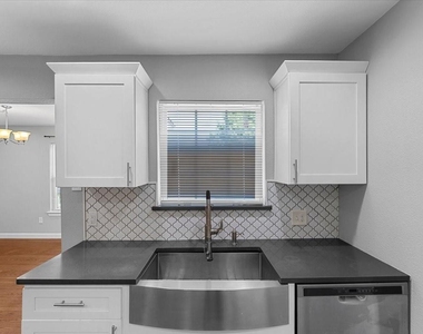 902 S Ewing Avenue - Photo Thumbnail 8