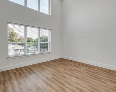 2343 Hondo Avenue - Photo Thumbnail 11
