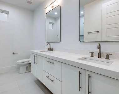 2343 Hondo Avenue - Photo Thumbnail 12