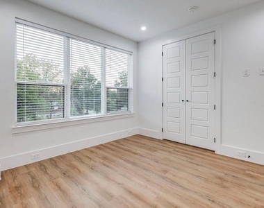 2343 Hondo Avenue - Photo Thumbnail 10
