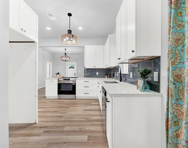 909 E High Street - Photo Thumbnail 5
