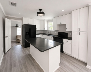 1306 Locust Street - Photo Thumbnail 3