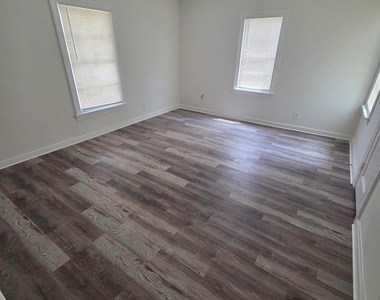 3328 Lynnfield Drive - Photo Thumbnail 4