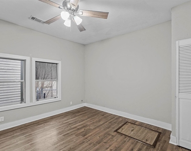 906 E Houston Street - Photo Thumbnail 17