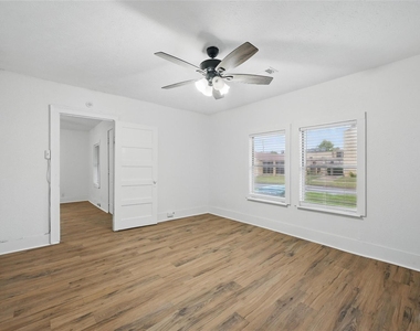 906 E Houston Street - Photo Thumbnail 15