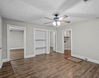 906 E Houston Street - Photo Thumbnail 14
