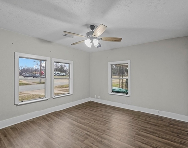 906 E Houston Street - Photo Thumbnail 19