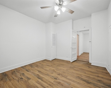 906 E Houston Street - Photo Thumbnail 12