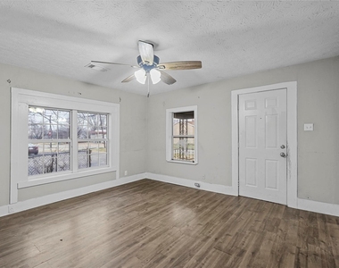 906 E Houston Street - Photo Thumbnail 2