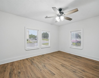 906 E Houston Street - Photo Thumbnail 7