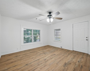 906 E Houston Street - Photo Thumbnail 8
