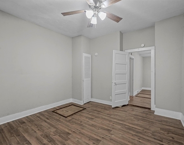 906 E Houston Street - Photo Thumbnail 16