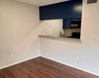 624 E 3rd Street - Photo Thumbnail 2