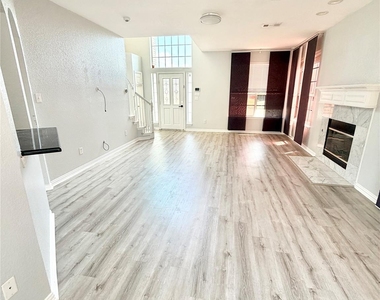 2501 Stetson Drive - Photo Thumbnail 6